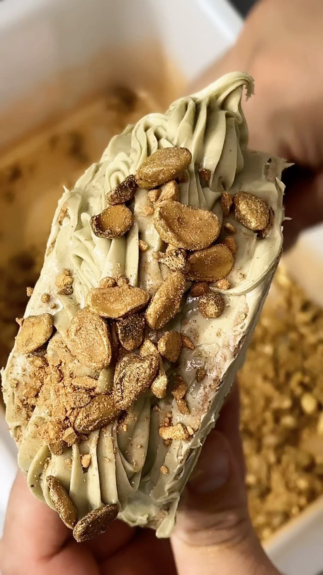 Doce de pistache coberto de castanhas