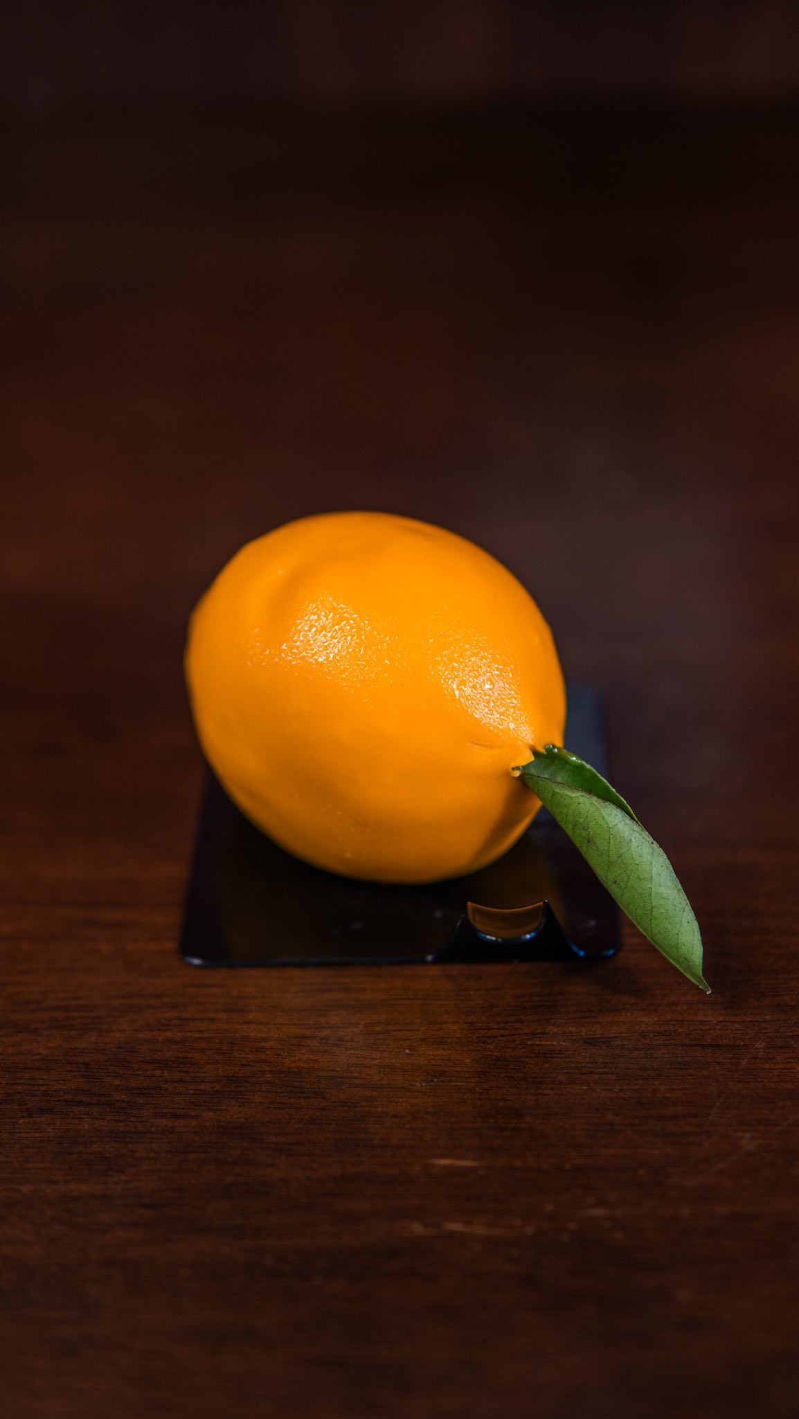 Doce em forma de laranja com folha