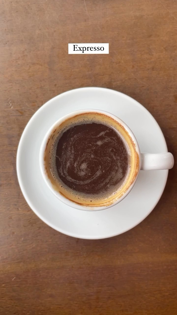 Espresso na xícara sobre a mesa de madeira