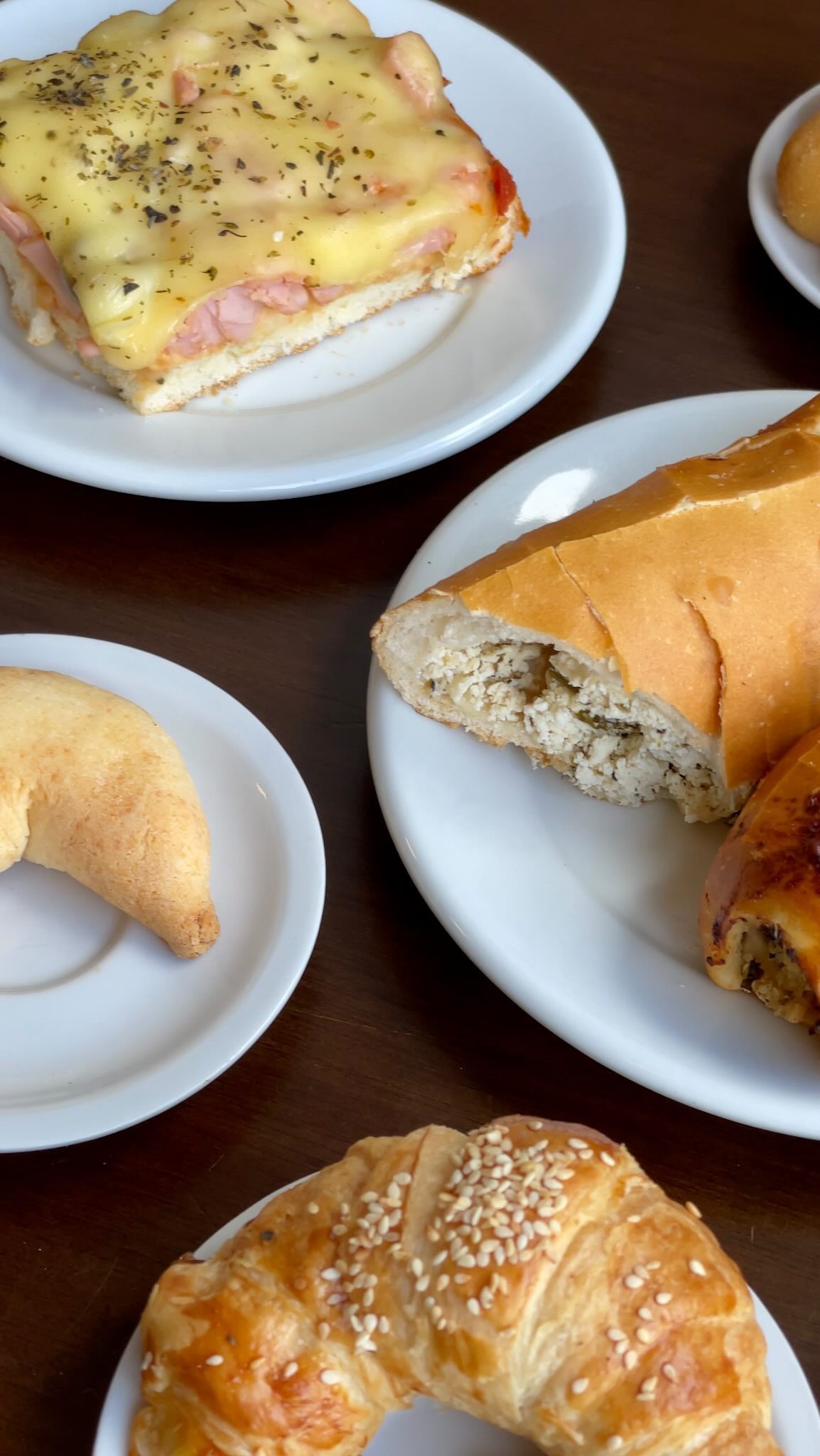 Salgados e croissant em pratos