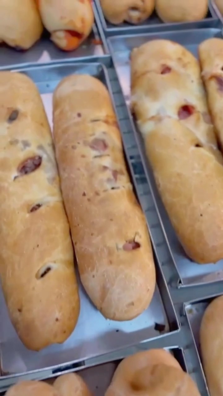Pães recheados em assadeiras